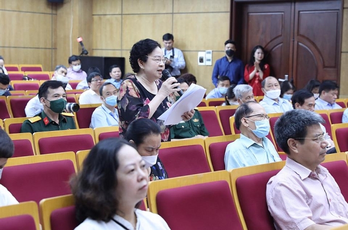Cử tri phường Quán Thánh, quận Ba Đình phát biểu tại hội nghị. 