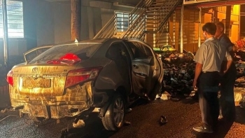 Hải Phòng: Chồng lái xe đâm thẳng vào công ty vợ gây cháy nổ khiến 4 người bị thương