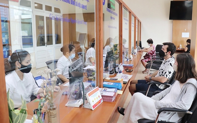 Công dân thực hiện TTHC tại bộ phận Một cửa UBND quận Ba Đình