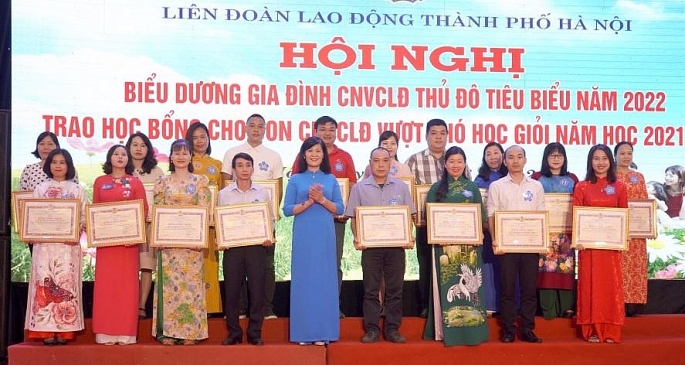 Quyền Trưởng ban Nữ công Tổng LĐLĐ Việt Nam Đỗ Hồng Vân trao thưởng cho các gia đình CNVCLĐ Thủ đô tiêu biểu năm 2022