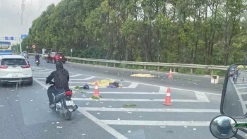 Xe máy va chạm trên cầu Thanh Trì, 2 người tử vong tại chỗ