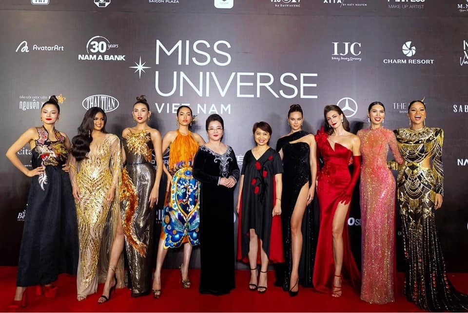 Siêu mẫu Hà Anh xin lỗi khán giả vì sự cố trang phục áo dài phản cảm