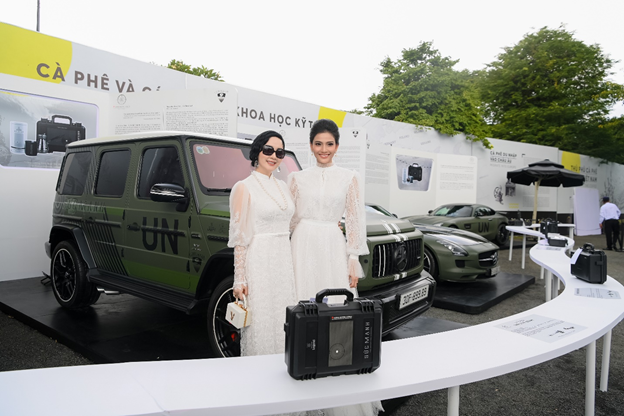Hoa hậu Giáng My và Á hậu Trương Thị May bất ngờ với triển lãm “Nguồn cảm hứng tạo tác nên những tuyệt phẩm cà phê năng lượng” tại hành trình “Tỉnh thức là có thể”