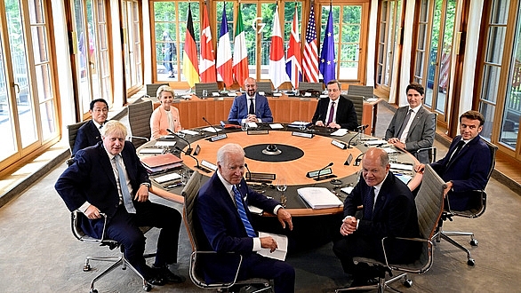 Lãnh đạo nhóm G7, Ủy ban châu Âu và Hội đồng châu Âu trong cuộc họp bàn tròn đầu tiên ở lâu đài Elmau (Đức) vào ngày 26-6 - Ảnh: REUTERS