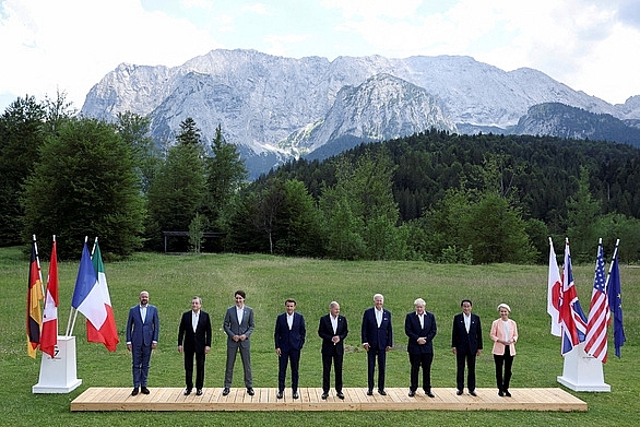Các lãnh đạo G7 cùng chủ tịch Ủy ban châu Âu và chủ tịch Hội đồng châu Âu chụp hình tại lâu đài Schloss Elmau, Đức, ngày 26-6 - Ảnh: REUTERS