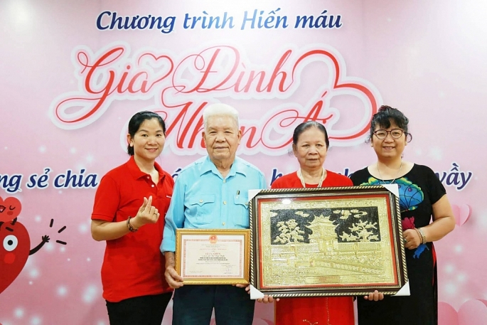 Gia đình ông Lê Đình Duật tham gia hiến máu 23 năm và truyền cảm hứng cho những người xung quanh     Ảnh P.C 