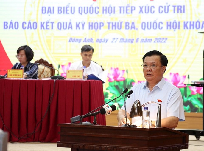 Bí thư Thành ủy Hà Nội Đinh Tiến Dũng - Trưởng đoàn đại biểu Quốc hội TP Hà Nội phát biểu tại cuộc tiếp xúc cử tri.