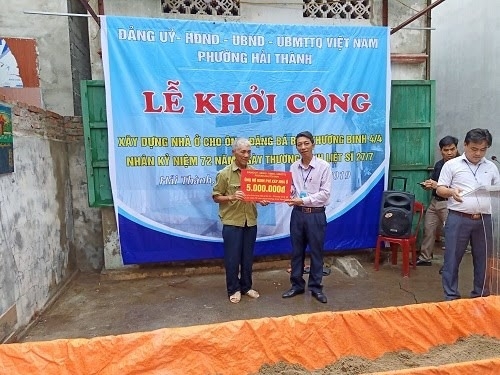 Hộ gia đình người có công trên địa bàn quận Dương Kinh được hỗ trợ xây nhà mới.