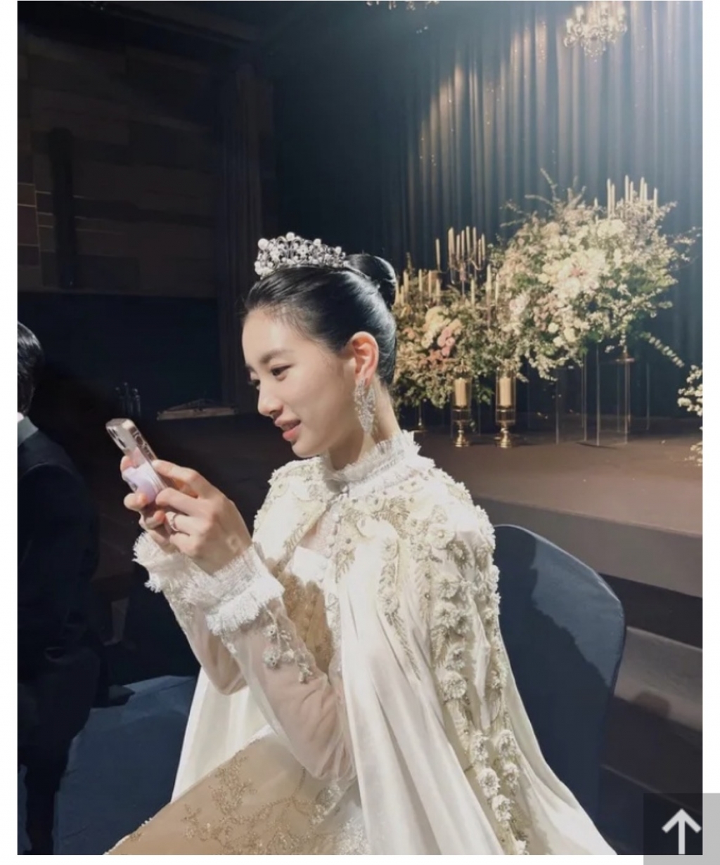 Suzy mặc váy cưới lộng lẫy trong đám cưới với CEO