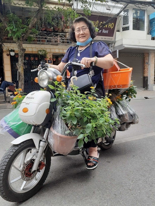 -	Bà Lê Thị Thu vận động người dân trang trí cây xanh khu phố