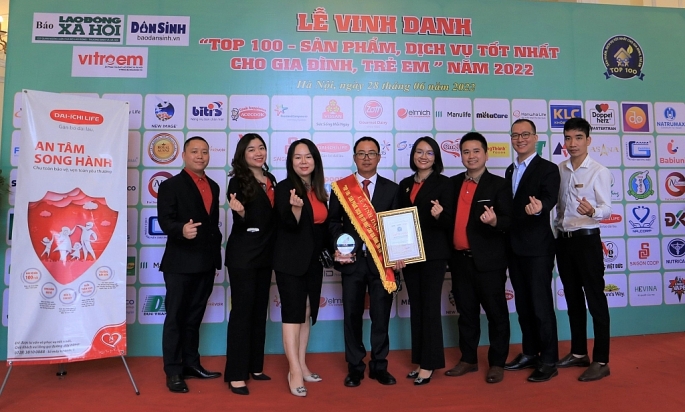 Các thành viên Dai-ichi Life Việt Nam tại Lễ trao giải “Top 100 - Sản phẩm, Dịch vụ tốt nhất cho Gia đình, Trẻ em” năm 2022