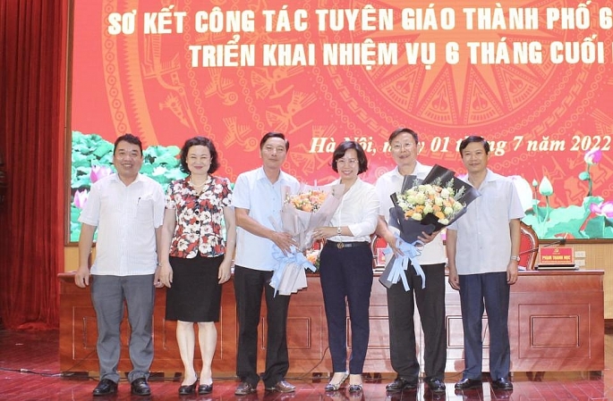 Trưởng Ban Tuyên giáo Thành ủy Hà Nội Bùi Huyền Mai tặng hoa chia tay Trưởng ban, Phó Trưởng ban Tuyên giáo, Phó Giám đốc Trung tâm chính trị quận, huyện nghỉ chế độ