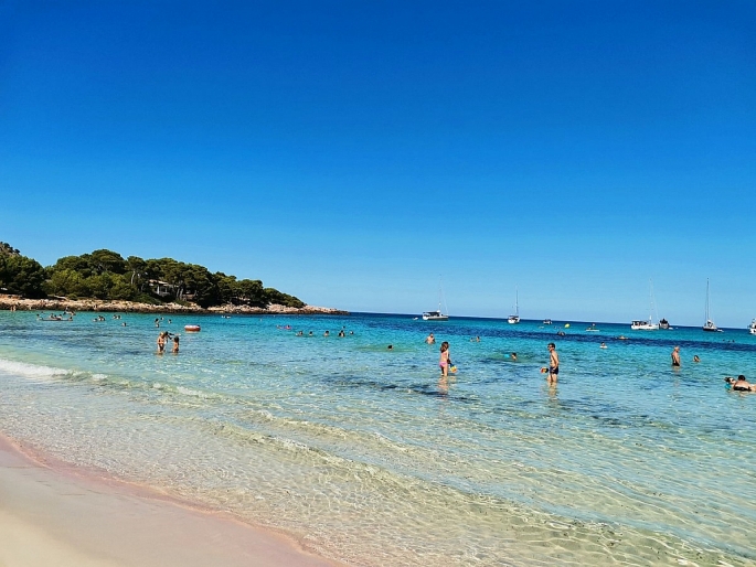 Nằm ngay cạnh Cala Mesquida, cũng có bãi biển vô cùng hấp dẫn và có phần nổi tiếng hơn là Cala Agulla. Bãi biển này nằm cách Capdepera khoảng 2km ở phía Đông Bắc của Mallorca. Điểm đặc biệt của Cala Agulla là nó đã nhiều lần được công nhận là bãi biển “cờ xanh” (đáp ứng được mọi yêu cầu cao nhất về mức độ an toàn). Ở đây, khách du lịch có thể thoải mại bơi trong làn nước xanh ngọc tuyệt đẹp và tận hưởng bãi cát trắng cùng cảnh quang núi đá hùng vĩ. Đây là nơi vô cùng thích hợp để đi nghỉ dưỡng với gia đình.