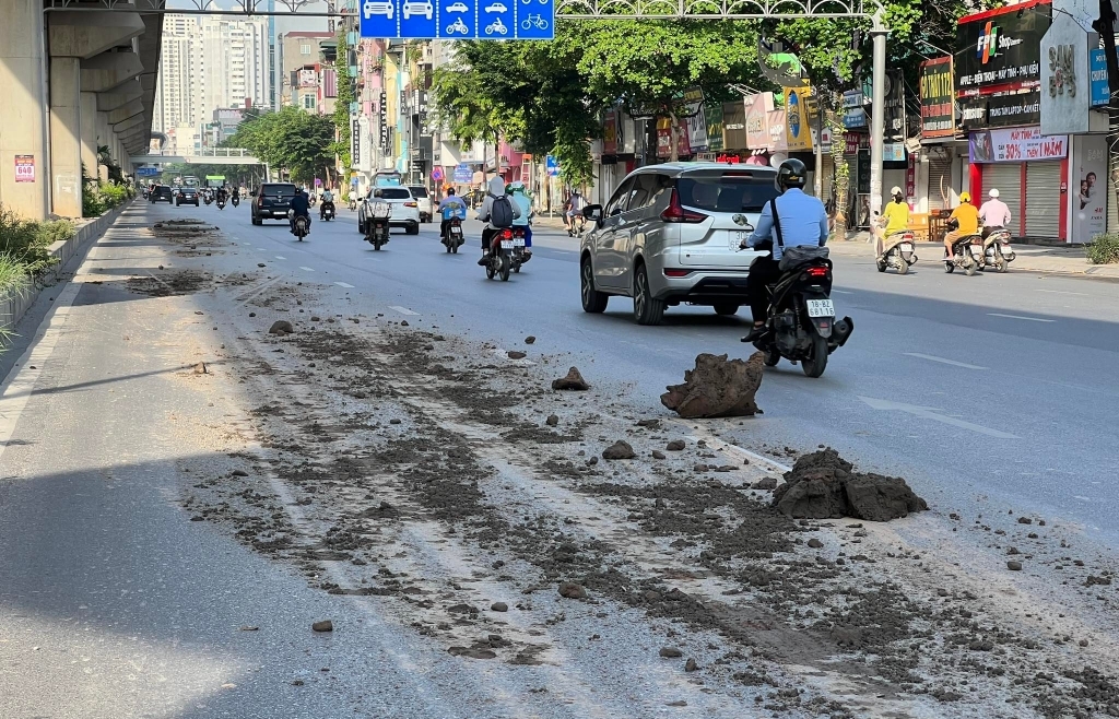 Kêu gọi lái xe chở đất làm rơi vãi hàng km trên đường Nguyễn Trãi tự giác ra trình diện