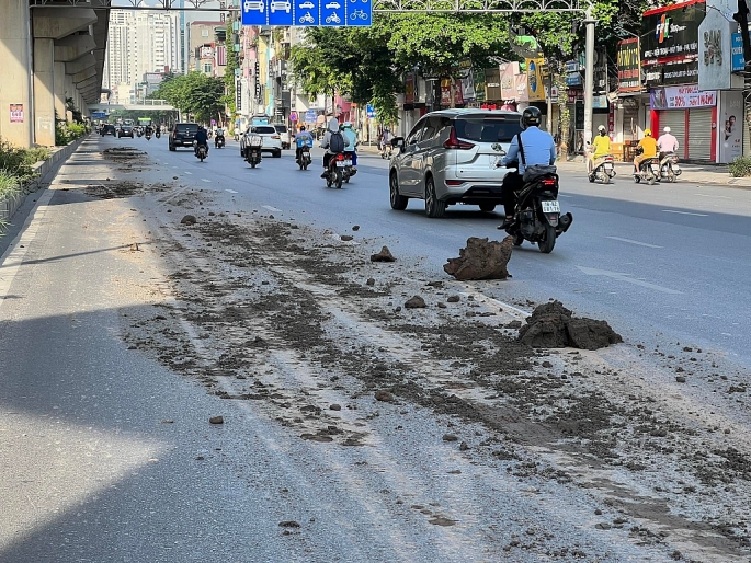 Kêu gọi lái xe chở đất làm rơi vãi hàng km trên đường Nguyễn Trãi tự giác ra trình diện