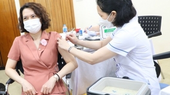 Nguy cơ bùng phát đợt dịch mới nhưng người dân vẫn né tránh tiêm vắc-xin