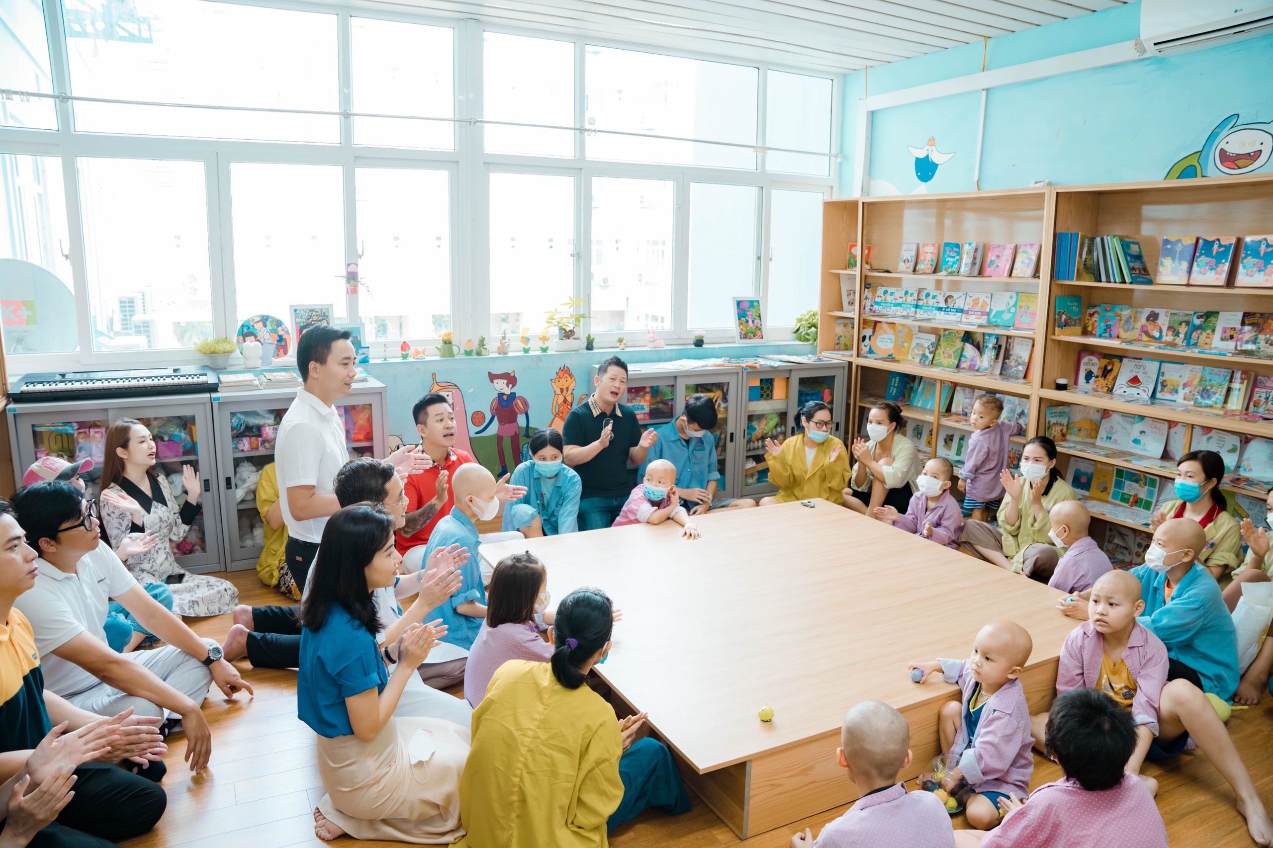 Bằng Kiều, Tuấn Hưng cùng thanh niên Hà Nội tặng quà các em nhỏ tại viện K