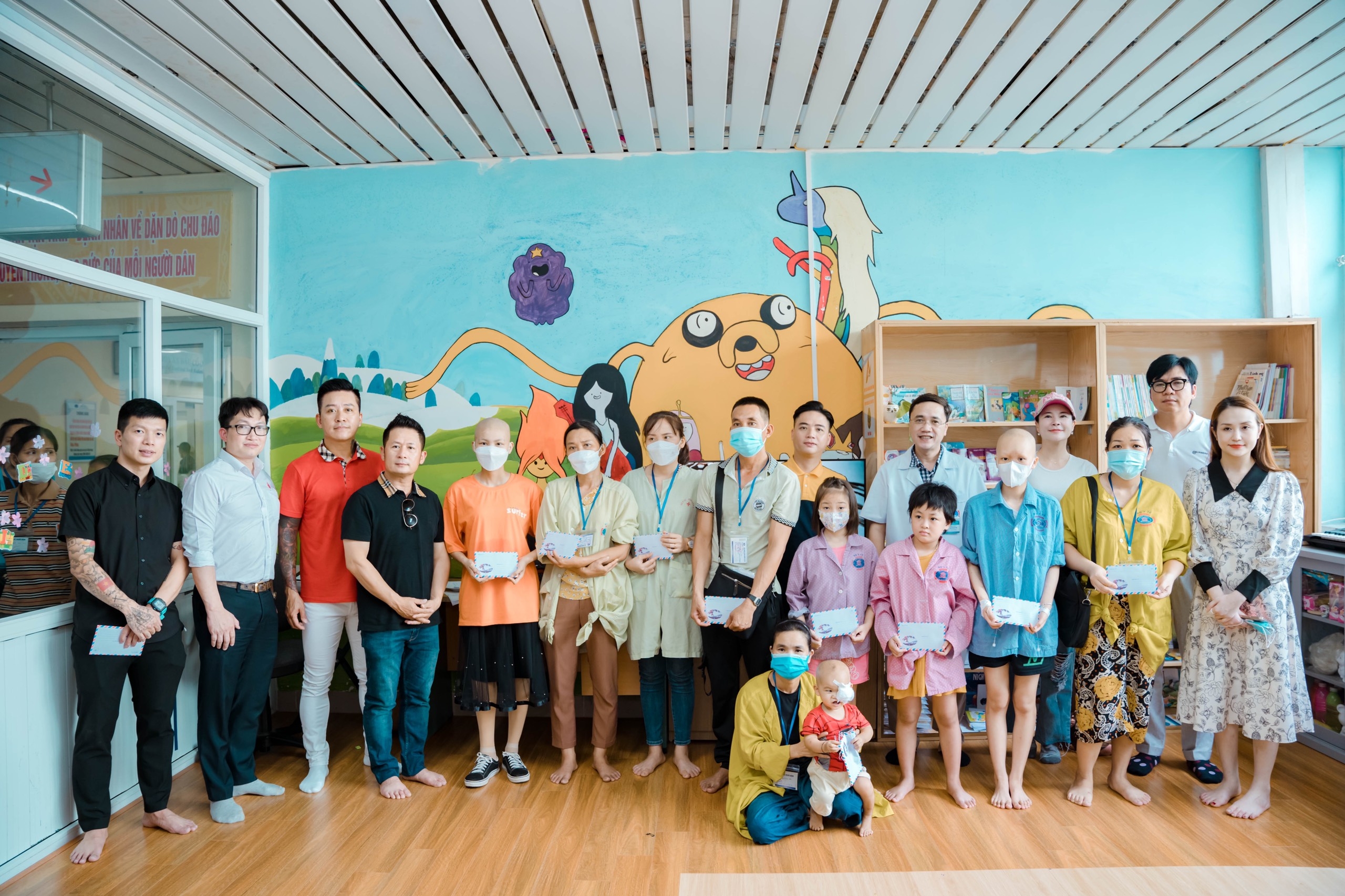 Bằng Kiều, Tuấn Hưng cùng thanh niên Hà Nội tặng quà các em nhỏ tại viện K