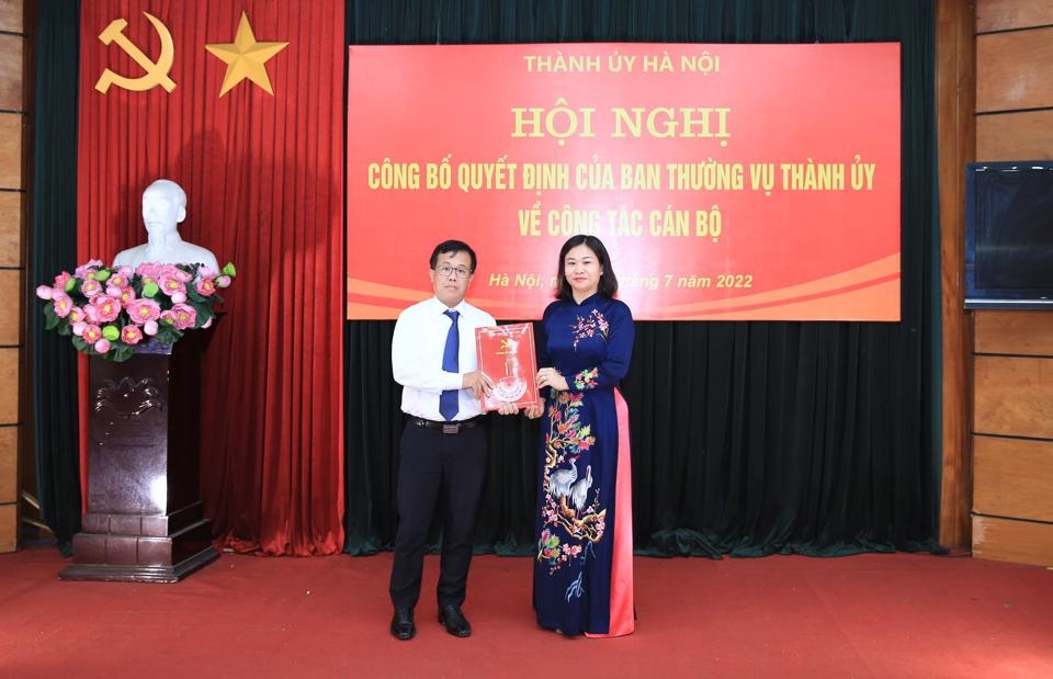 Lãnh đạo TP trao quyết định công tác cán bộ tại 2 báo của Hà Nội