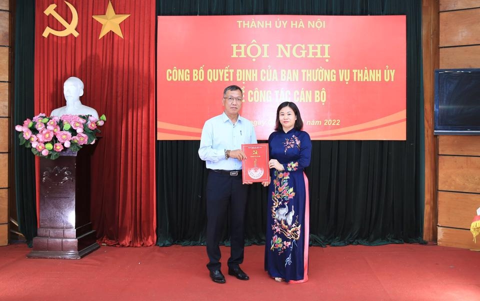 Lãnh đạo TP trao quyết định công tác cán bộ tại 2 báo của Hà Nội