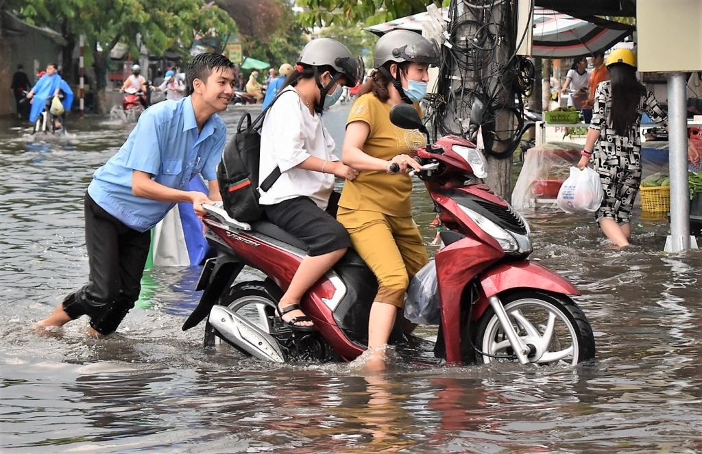 Tình người giữa cơn mưa