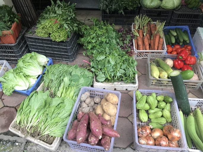 Tại chợ Thanh Xuân Bắc, các loại củ quả như dứa, cần tây, tỏi tây, cà rốt…tăng giá gấp 2 đến 3 lần.