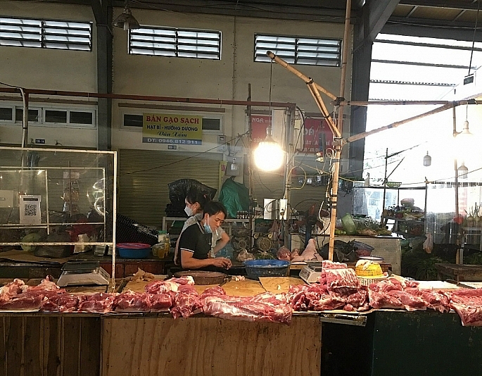Không chỉ giá rau tăng mà thịt lợn được bán ở những chợ dân sinh cũng tăng. Theo đó, giá bán lẻ thịt lợn tăng thêm 5.000 đến 10.000 đồng/kg.