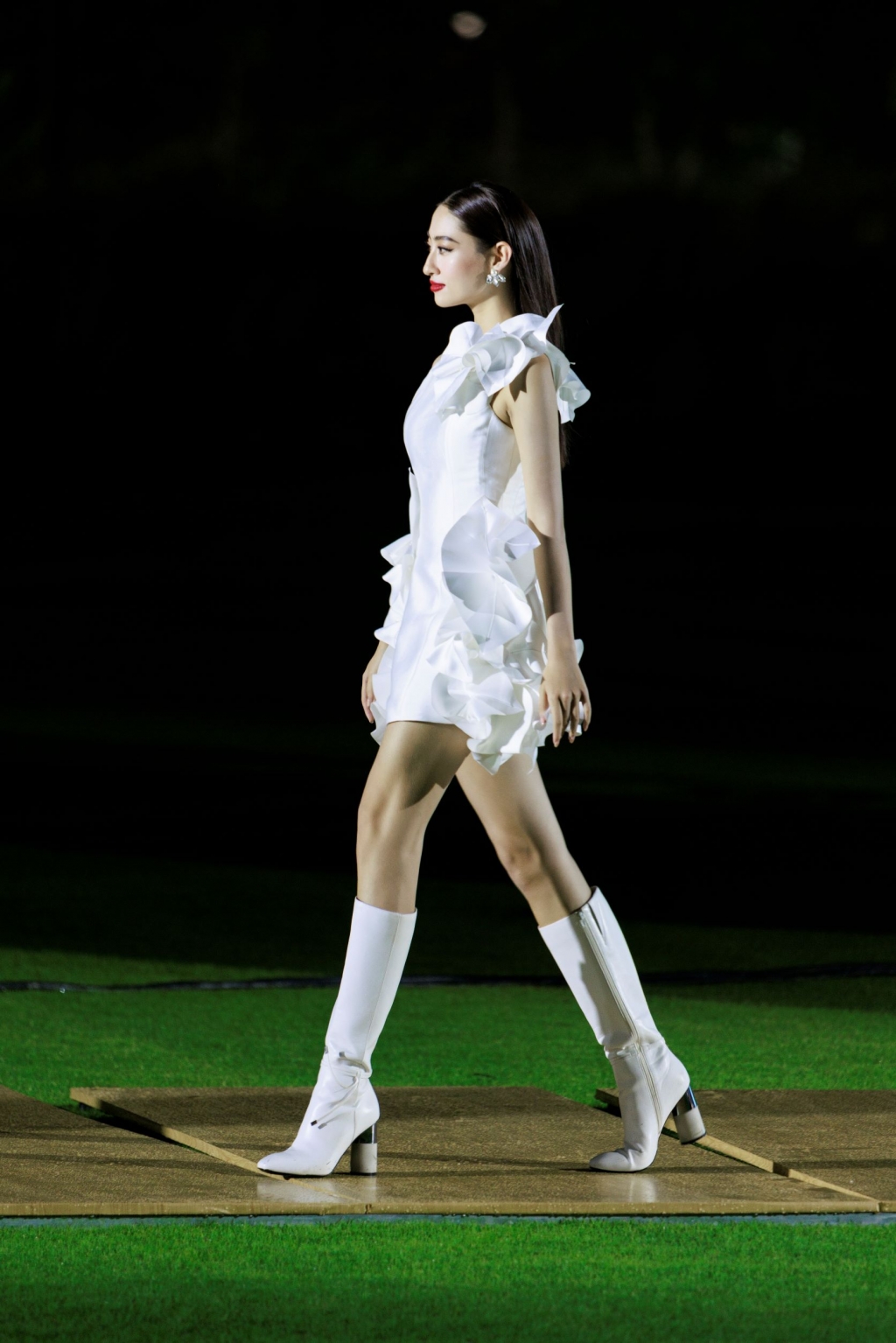 Đỗ Mỹ Linh “ôm” giải, Lương Thùy Linh catwalk thần thái trong lễ bế mạc giải golf Strong Vietnam
