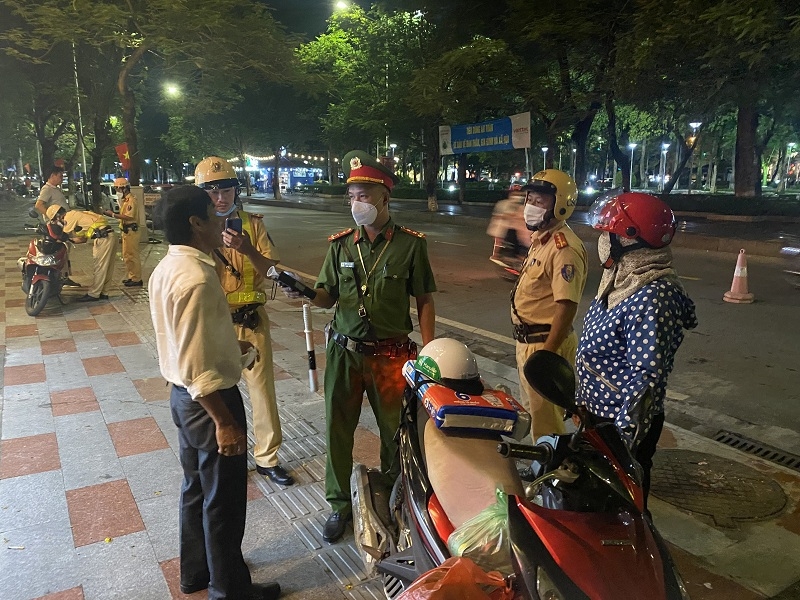 Đội CSGT-TT Công an quận Hồng Bàng ra quân xử lý vi phạm nồng độ cồn