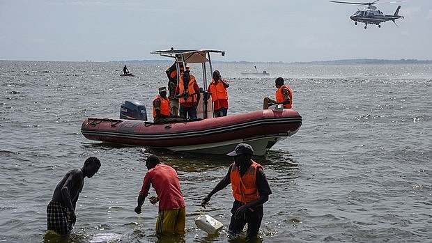 Lực lượng cứu hộ tìm kiếm các nạn nhân tại hiện trường chiếc thuyền bị lật. 