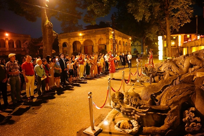 Nghi lễ dâng hương tưởng niệm 52 vị tiên đế tại điện Kính Thiên tại tour đêm “Giải mã Hoàng thành Thăng Long”. Ảnh tư liệu