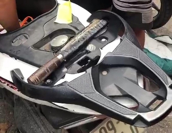 Kiểm tra xe máy Vision “kẹp 3” cảnh sát 141 phát hiện con dao sắc lẹm trong cốp xe