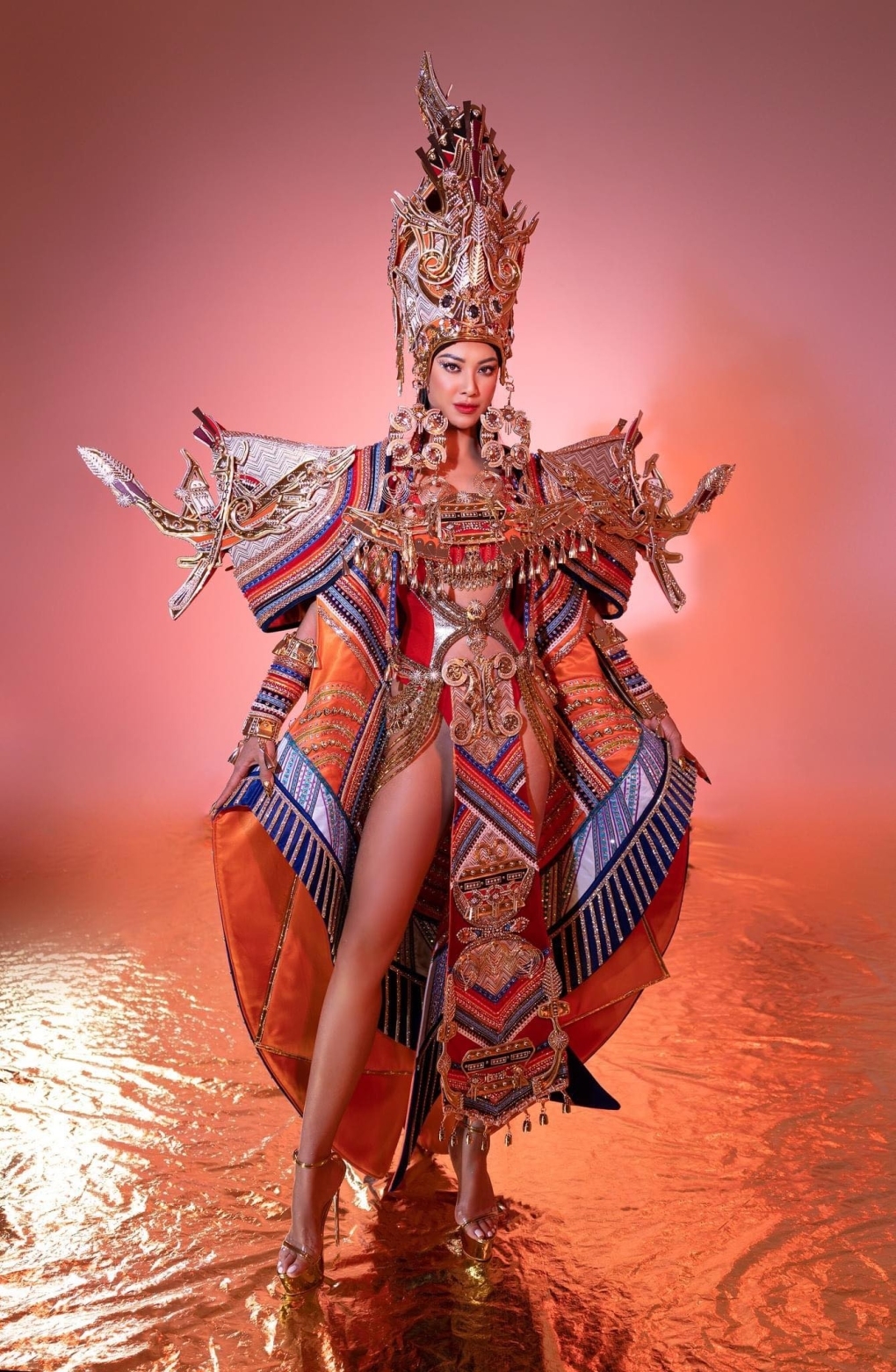 Trang phục dân tộc đầy uy quyền và huyền bí của Kim Duyên tại Hoa hậu Siêu quốc gia