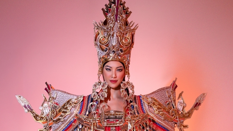 Trang phục dân tộc đầy uy quyền và huyền bí của Kim Duyên tại Hoa hậu Siêu quốc gia