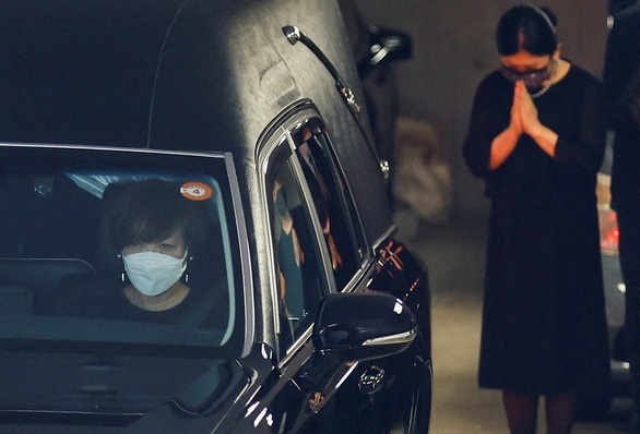 Bà Abe Akie, vợ của cố thủ tướng Nhật Bản Abe Shinzo, ngồi trên chiếc xe tang chở linh cữu chồng bà đến chùa Zojoji, thủ đô Tokyo, Nhật Bản ngày 11/7. (Ảnh: Reuters)