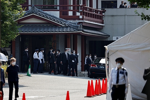 Các quan chức tập trung tại chùa Zojoji, nơi sẽ diễn ra lễ viếng Tsuya dành cho ông Abe - Ảnh: REUTERS