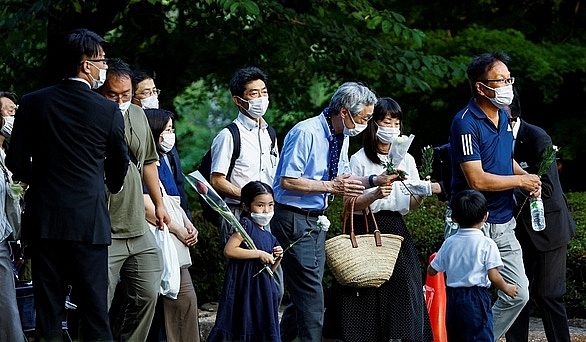 Người dân đến dâng hoa tại chùa Zojoji, nơi diễn ra lễ viếng Tsuya dành cho ông Abe vào tối 11/7 - Ảnh: Reuters