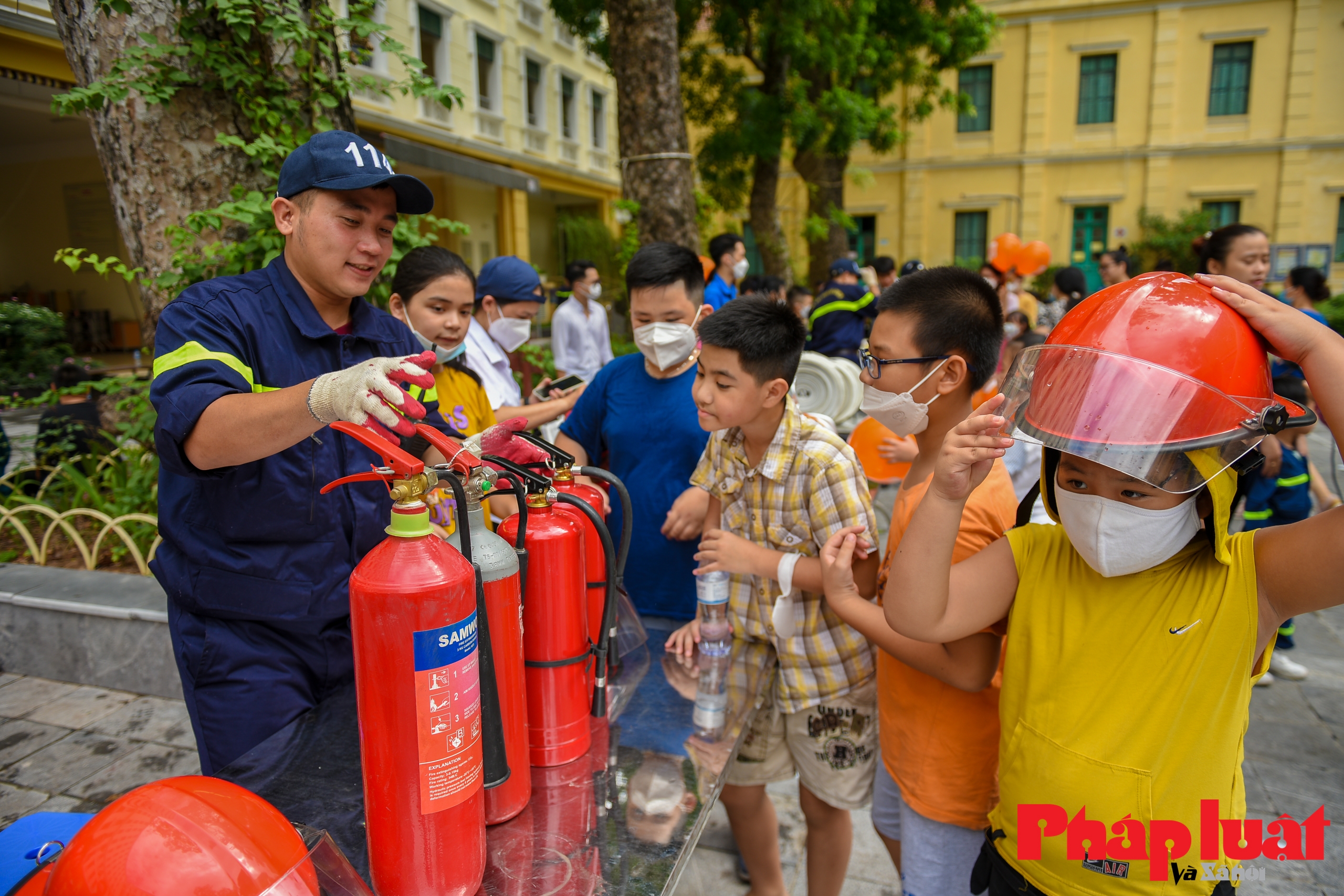 Trẻ em Hà Nội hào hứng tham gia trải nghiệm làm lính cứu hoả