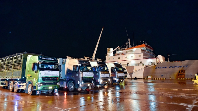      Đoàn xe 35 chiếc đón 1000 bò sữa thuần chủng HF từ cảng quốc tế Nghi Sơn (Thanh Hóa) và di chuyển về cửa khẩu Nậm Cắn ngay trong đêm.