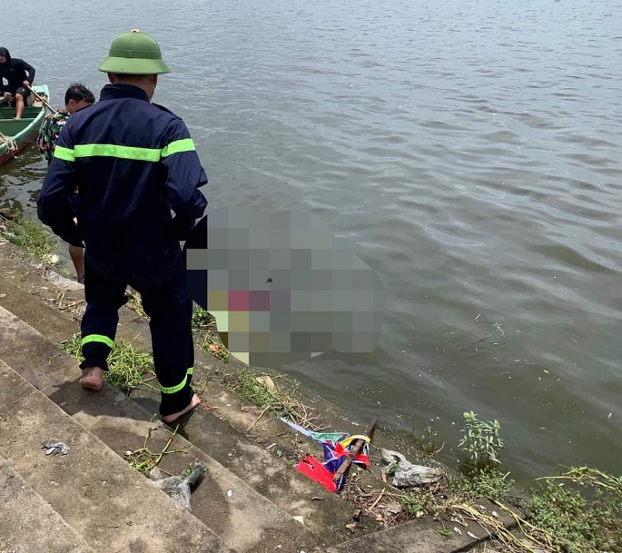 Tìm thấy thi thể người phụ nữ dưới hồ nước