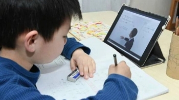 Học sinh phổ thông thuộc hộ nghèo được hỗ trợ máy tính bảng
