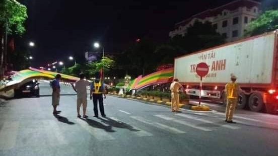 Thái Bình: Xe container đâm sập cổng chào, đè lên xe ô tô con