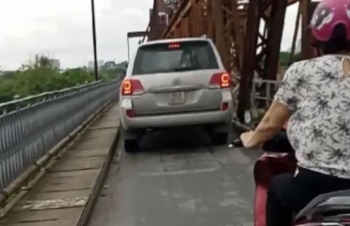 Xử lý lái xe ô tô đi lên cầu Long Biên từ tin báo của người dân