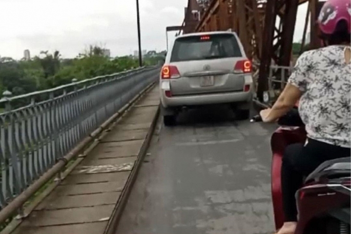 Xử lý lái xe ô tô đi lên cầu Long Biên từ tin báo của người dân