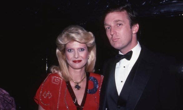 Bà Ivana Trump chụp ảnh cùng chồng Donald Trump tại New York năm 1982 - Ảnh: Guardian
