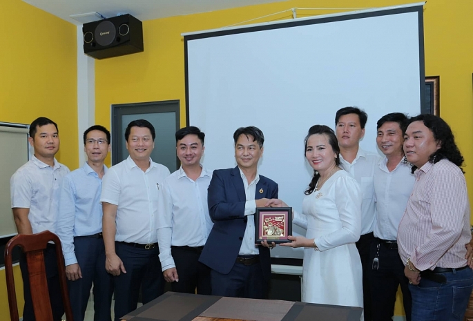 Hội Doanh nhân trẻ TP. Hồ Chí Minh tặng quà lưu niệm cho Hội Doanh nhân trẻ tỉnh Bình Phước.