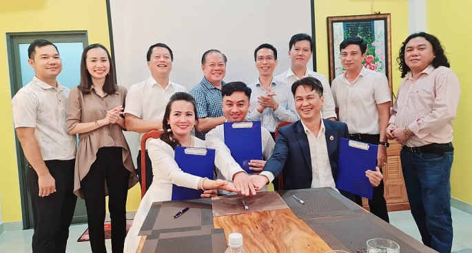 Phó Chủ tịch YBA HCM Lê Anh Tú (bìa phải), Giám đốc TT XTĐT,TM&DL tỉnh Trần Quốc Duy (chính giữa), Phó Chủ tịch YBA Bình Phước Hoàng Thị Thanh Vân (bìa trái) cùng ký kết biên bản hợp tác.