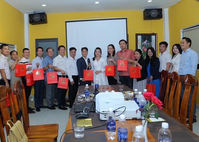 Hội Doanh nhân trẻ tỉnh Bình Phước tặng quà lưu niệm và giới thiệu sản phẩm nông nghiệp tiêu biểu của tỉnh đến các doanh nghiệp TP. Hồ Chí Minh.