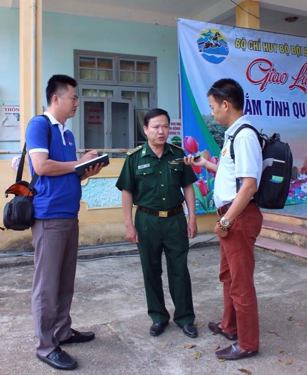 Nhà báo Văn Biên tác nghiệp tại Đồn biên phòng Nam Giang, huyện Nam Giang, tỉnh Quảng Nam trong chuyến công tác cùng Hội nhà báo Hà Nội năm 2018.