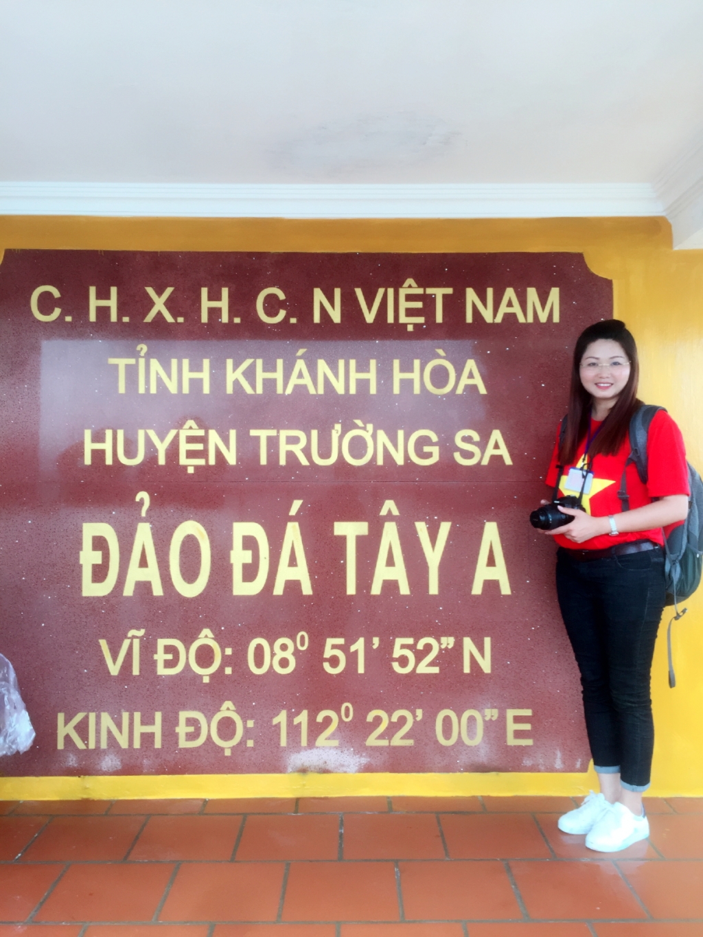 Nhà báo Phương Tâm tác nghiệp tại quần đảo Trường Sa (Khánh Hòa)